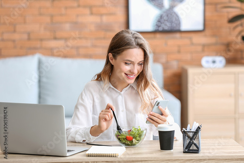 Woman eating healthy vegeta...