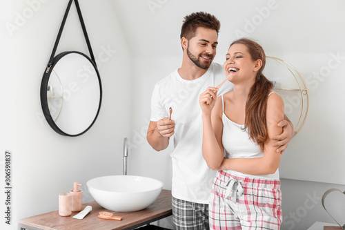 Morning of young couple bru...