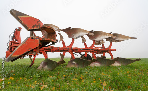 Landmaschine Pflug auf dem Feld photo