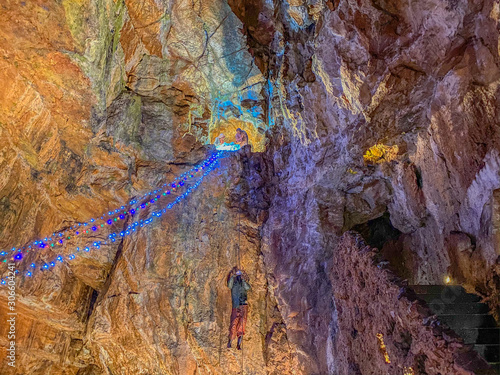 Canvas-taulu Interior view to Grutas Mira de Aire cave in Portugal.