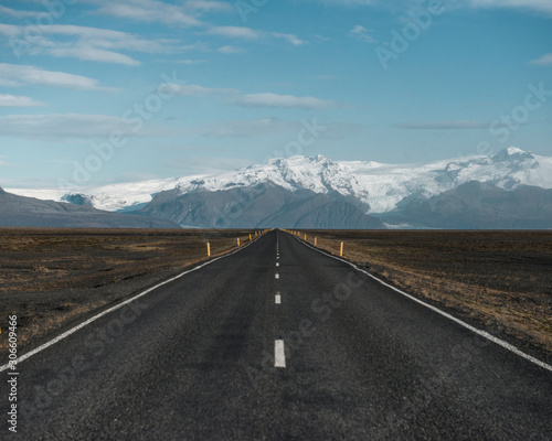carretera hacia las montañas nevadas