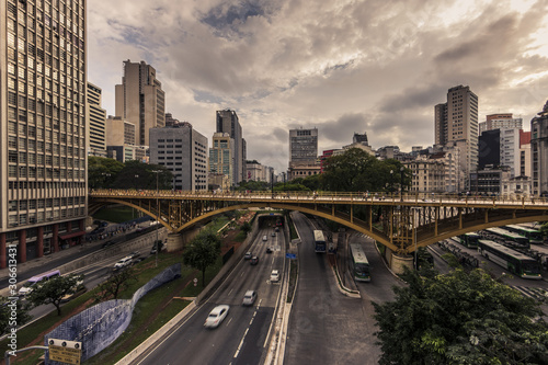 Centro da cidade de São Paulo com Viaduto Santa Ifigênia em destaque