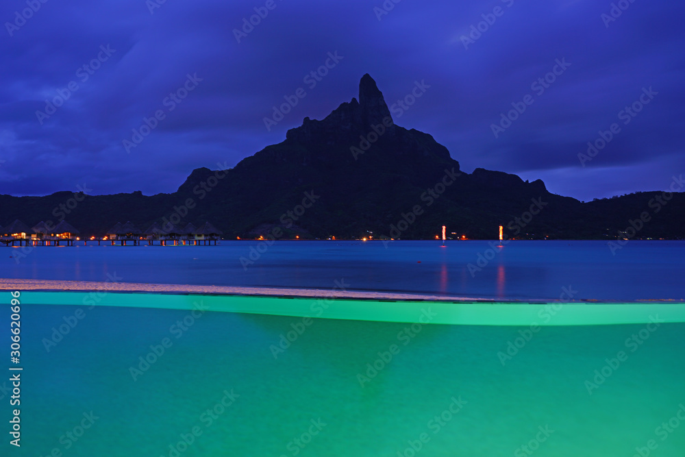 Φωτογραφία Night view of the Mont Otemanu mountain  seen from the Meridien Bora Bora resort