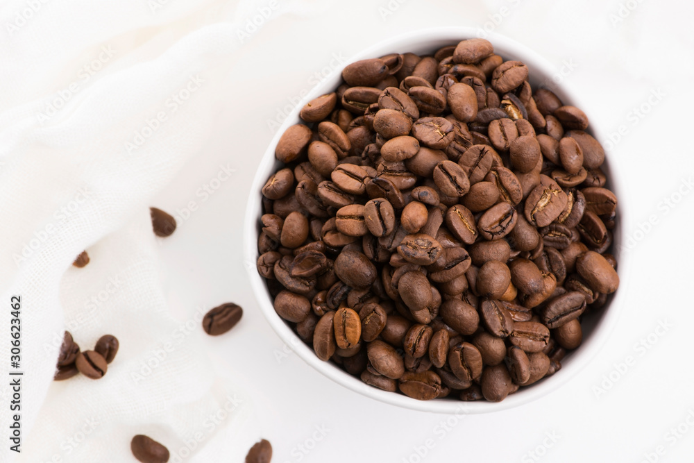 Fototapeta premium Bowl of caffee beans on a white background