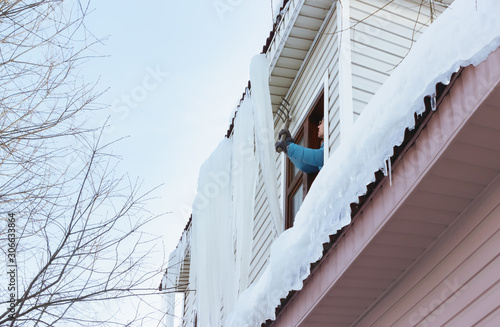 Seasonal Icicles Removal After Extreme Weather Events