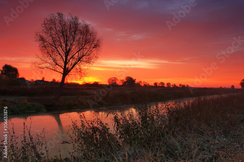 Fototapeta Naklejka Na Ścianę i Meble -  Beautiful sunset over the river in the spring countryside