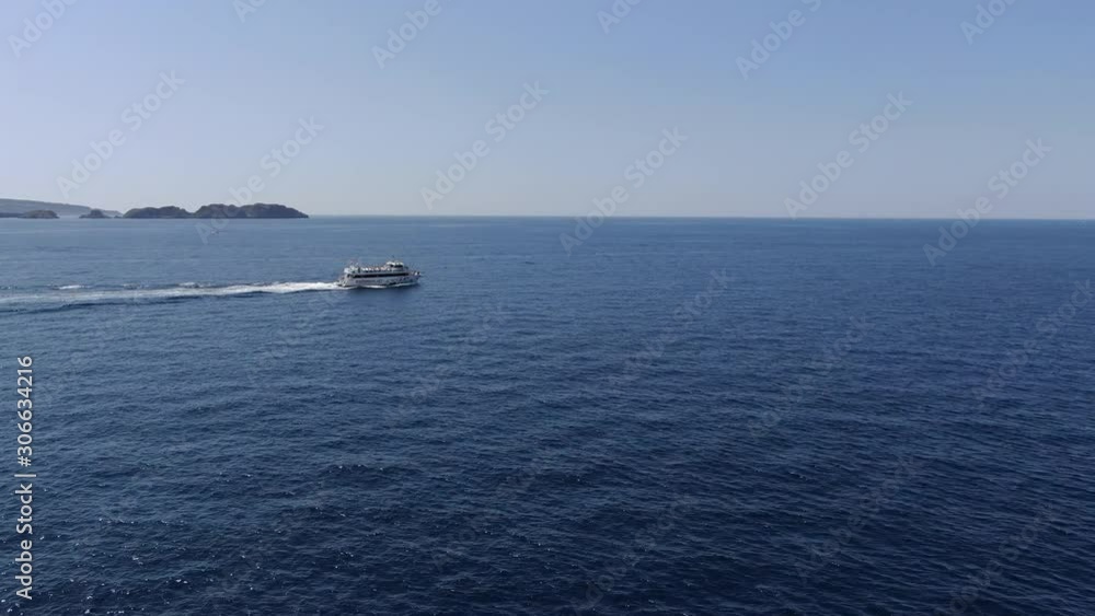 vista de la costa de mallorca con un barco navegando sobre el mar azul vista de la costa de mallorca con un barco navegando sobre el mar azul