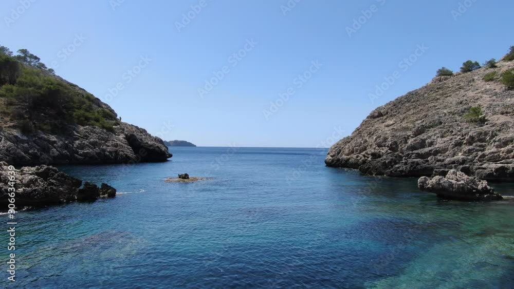 playa de mallorca con aguas cristalinas y mar en calma playa de mallorca con aguas cristalinas y mar en calma