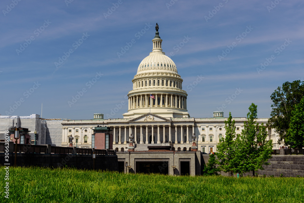Obraz premium View of the Capitol Building in springtime on clear day, Travel in Washington, D.C.