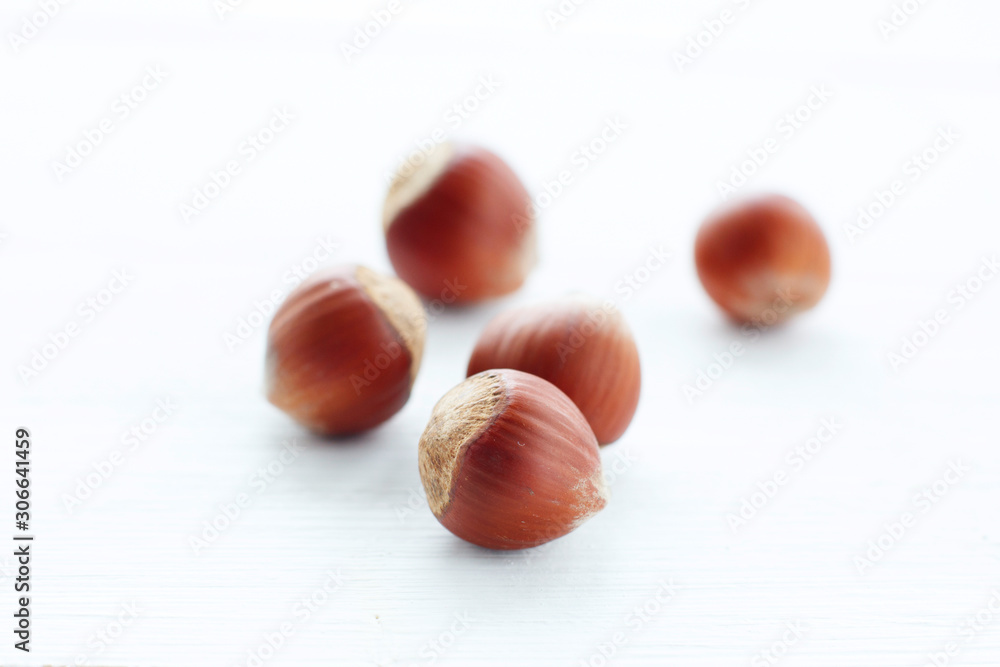 Obraz premium Hazelnuts on white wooden table with clipping path
