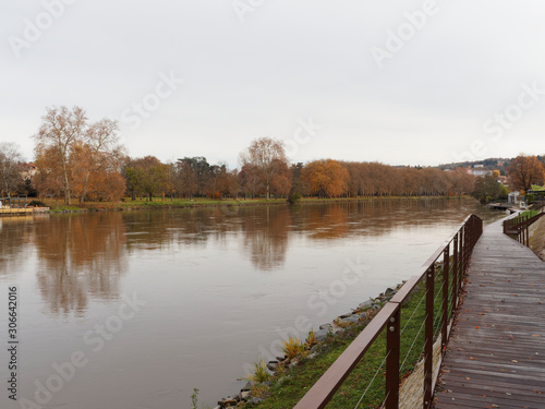 Vichy en Allier. Paysage pittoresque au fil de l'eau sur la Rive gauche du Lac d'Allier