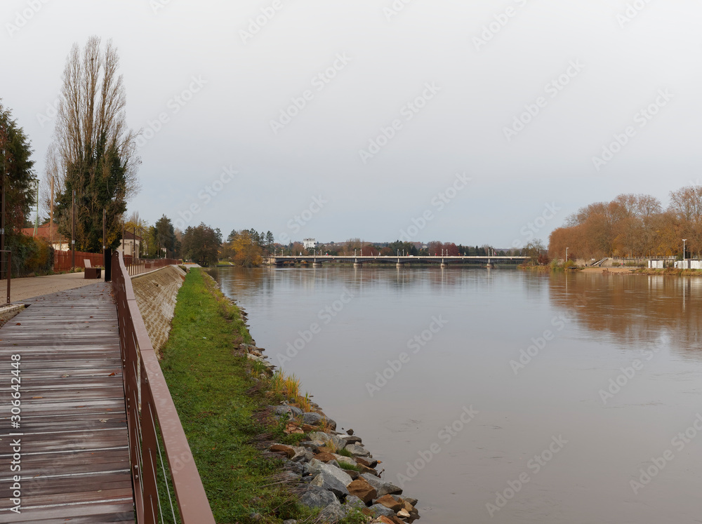 Au coeur de Vichy en Allier. Sentier de promenade au fil de l'eau sur la Rive gauche du Lac d'Allier en direction du Pont de Bellerive-sur-Allier Au coeur de Vichy en Allier. Sentier de promenade au fil de l'eau sur la Rive gauche du Lac d'Allier en direction du Pont de Bellerive-sur-Allier