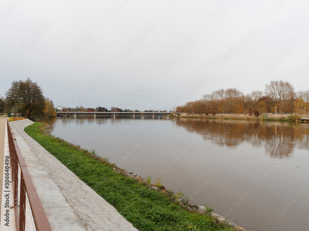 Vichy dans l'Allier. Sentier de Promenade au fil de l'eau le long de la rive gauche du lac d'Allier en direction du pont de Bellerive-sur-Allier