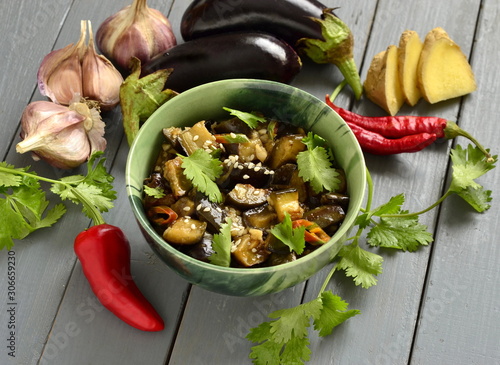Fotografía Fried eggplant with garlic, cilantro in ginger and soy sauce