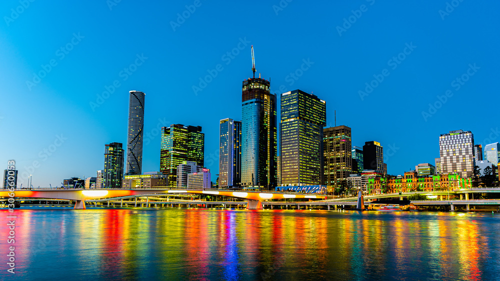 Obraz premium ブリスベンシティとリフレクション