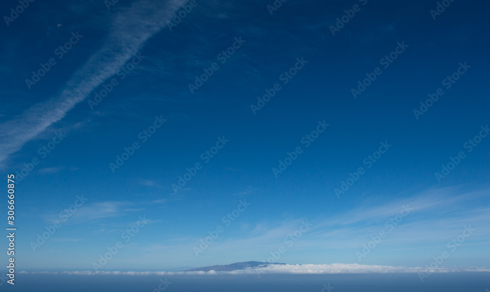 Obraz premium View from the peak of Mount Teide on the Island of Tenerife showing the deep blue sky
