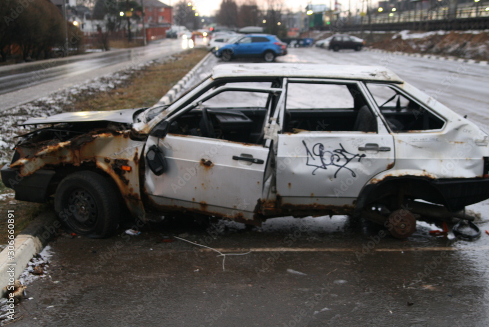 Obraz premium burnt out old grey car