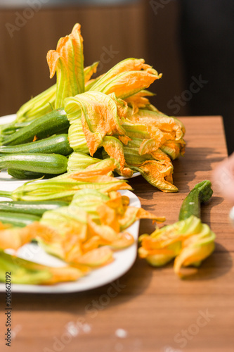 Frische blühende gesunde Zucchini