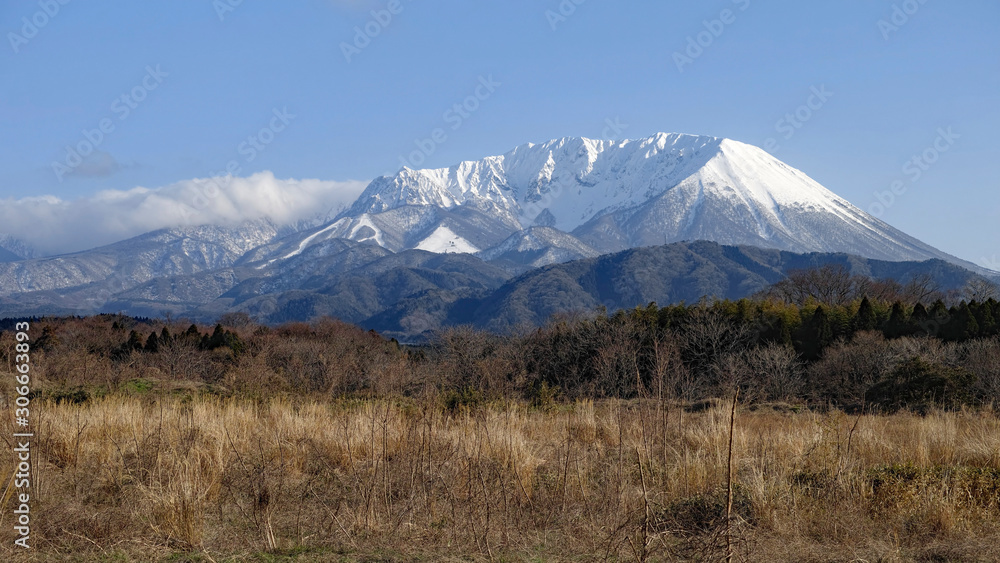鳥取県大山町から見た早春の大山北壁