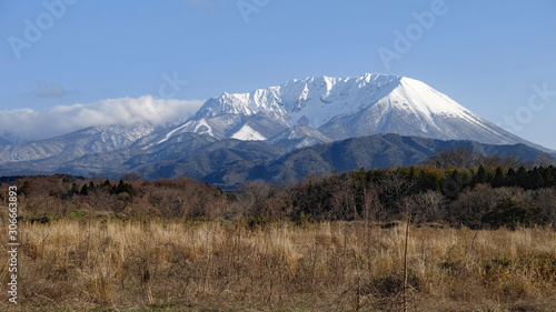 鳥取県大山町から見た早春の大山北壁