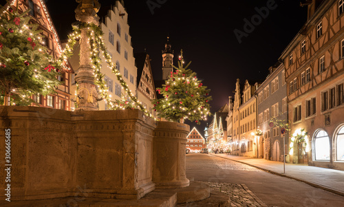 Obraz na płótnie Weihnachtliche Beleuchtung in Rothenburg ob der Tauber bei Nacht, Deutschland
