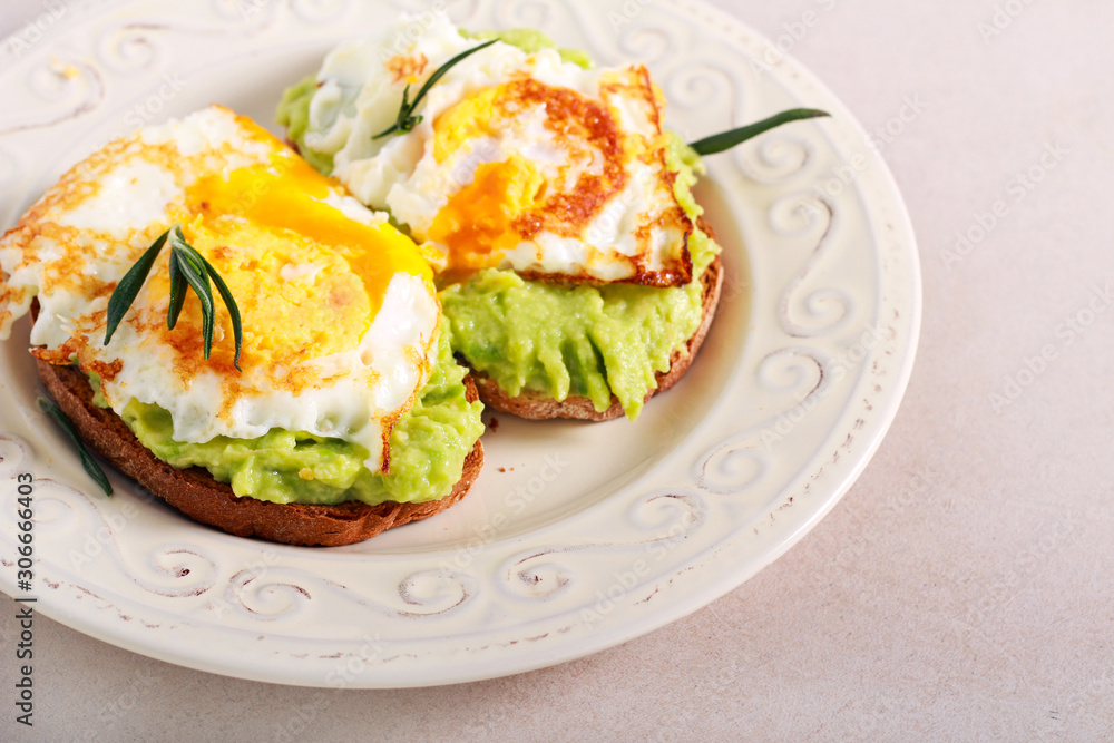 toast with avocado and egg