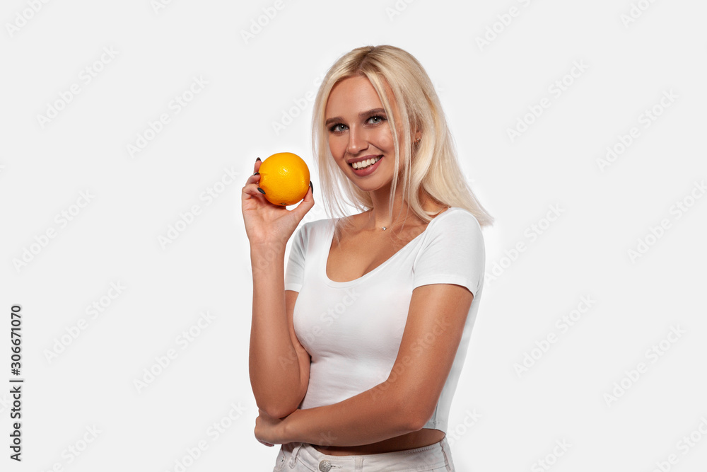 Beauty, sexy blonde girl with perfect healthy hair and natural makeup  posing in studio with an orange. Young woman portrait isolated on white  background foto de Stock | Adobe Stock