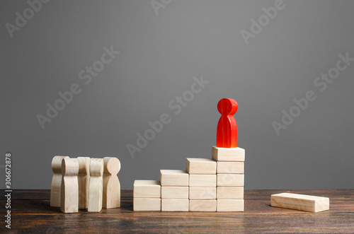 Foto The steward creates obstacles to overthrow and take his place