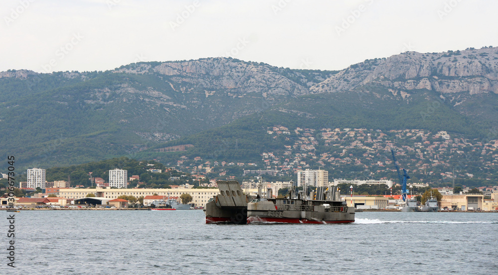 Obraz premium military ship - Toulon harbor