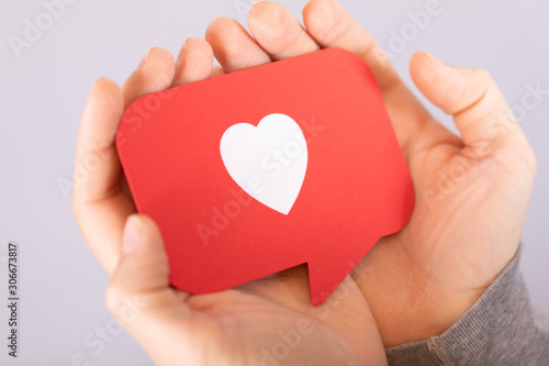 show heart icon social media.