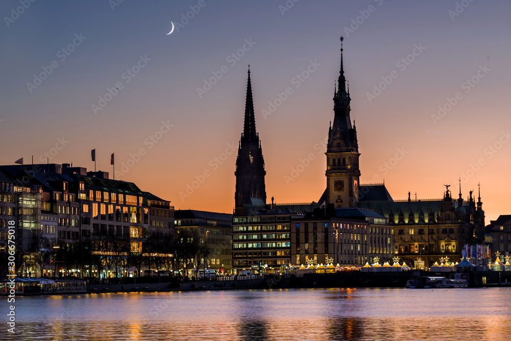Hamburg City Rathaus mit Mondsichel