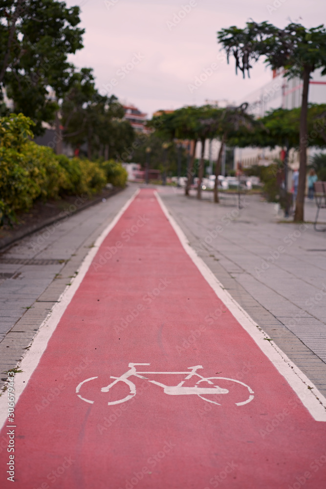 Obraz premium roter Fahrradweg