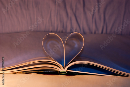 Bild auf Leinwand Corazon de libro