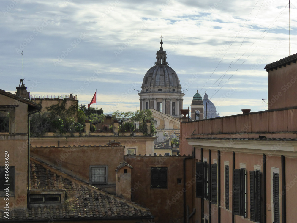 Blick über die Dächer von Rom von der Piazza della Trinita dei Monti zur Basilica dei Santi Ambrogio e Carlo al Corso