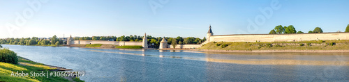 Fotografi Pskov the Velikaya River. Pskov Krom (Kremlin). Evening. Panorama