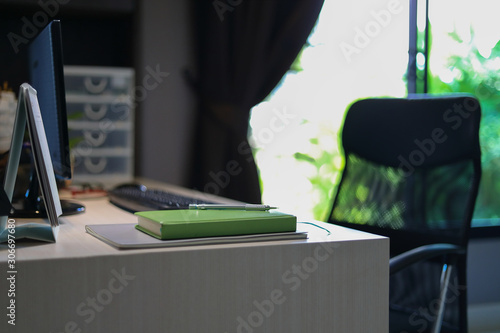 Obraz na plátně diary book and pen on desk of table work inside business home office