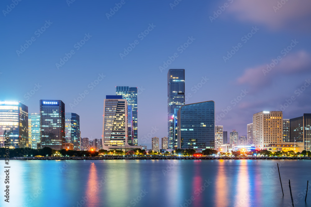 Fototapeta premium Nocny widok na nowoczesny biurowiec w dzielnicy finansowej Fuzhou.