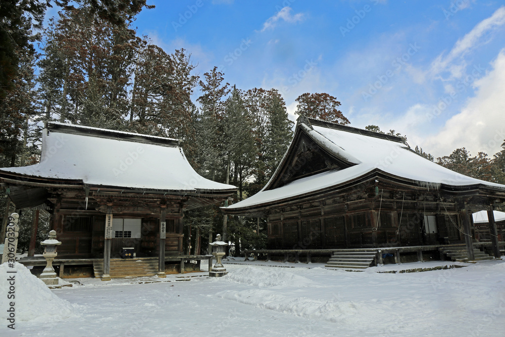 雪の高野山寺院