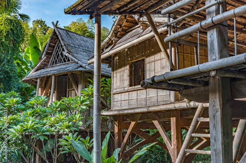 Bambouseraie à Nimes dans le gard. Paysage d'automne dans le sud de la France, Cabane en bambou, maisonnette traditionnelle fait main avec des outils artisanaux  photo