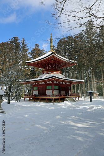 Wallpaper Mural 雪の高野山寺院 Torontodigital.ca