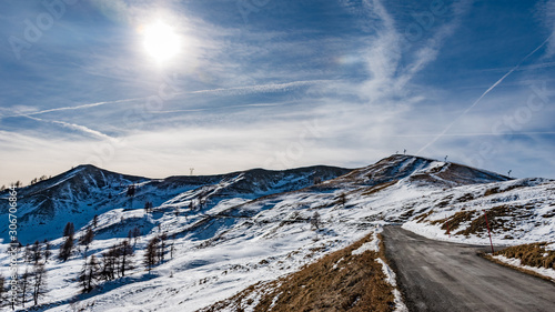 Sommet de montagne avec neige en hiver à Orcière, orres, foux d'allos, serre chevalier, magnifique domaine à ski et parfait pour la randonnée, route de montagne dégagé par une dé-neigeuses  photo