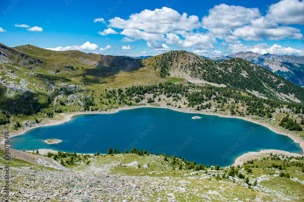 Lac d'Allos, Parc National du Mercantour dans les Alpes de Haute Provence, France, Foux allos, surplombant et sur plongeant la vallée des merveilles, compte de fée à l'état naturel, bonheur vivant