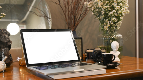 Foto Mockup laptop computer on dressing table.