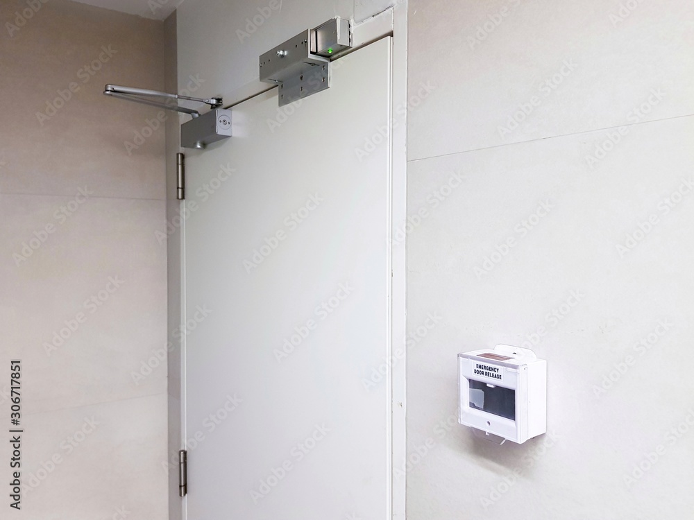 Component of door electronic magnatic door lock system. Aluminium made lock with green light indicator. Sucure the entrance by strong good quality matterial. Unlock by rfid keycard of authorize person Component of door electronic magnatic door lock system. Aluminium made lock with green light indicator. Sucure the entrance by strong good quality matterial. Unlock by rfid keycard of authorize person