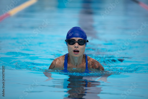 Femme natation compétition 
