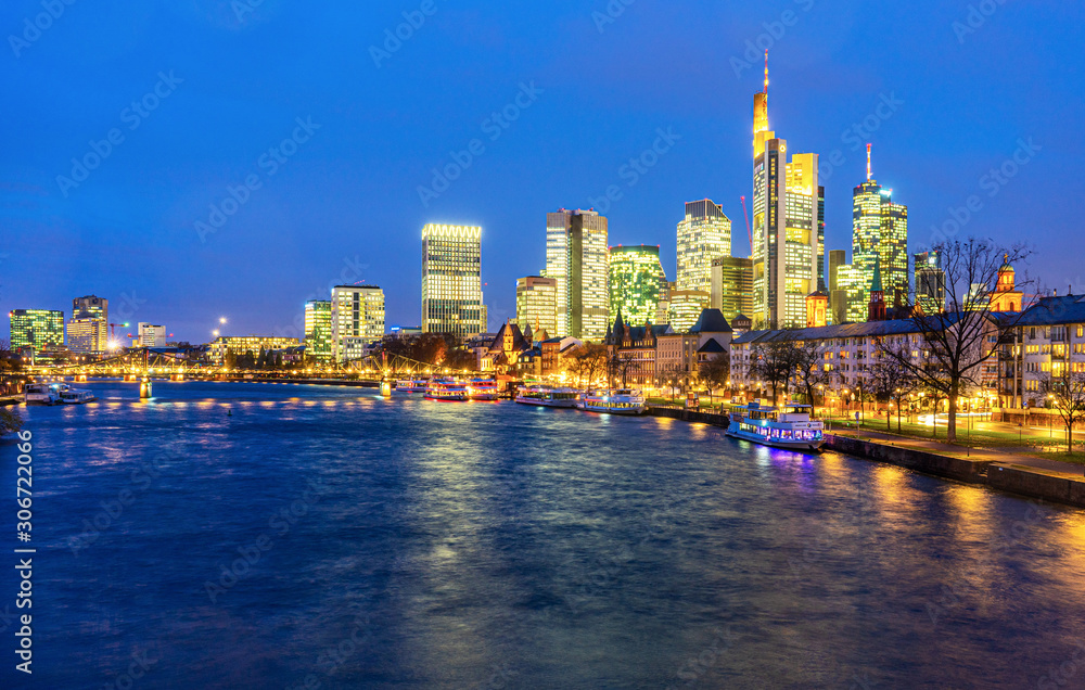 Obraz premium Panoramę Frankfurtu w nocy