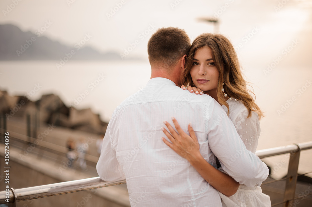 Obraz premium Couple embraces one another on a bridge