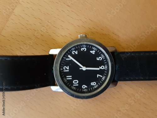 Schwarze Armbanduhr