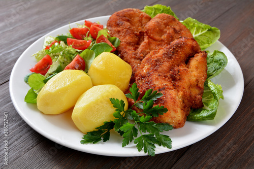 smażone filety z kurczaka, ziemniaki i sałata