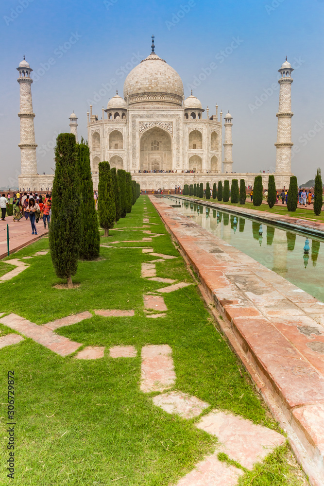 Fototapeta premium Garden in front of the Taj Mahal in Agra, India